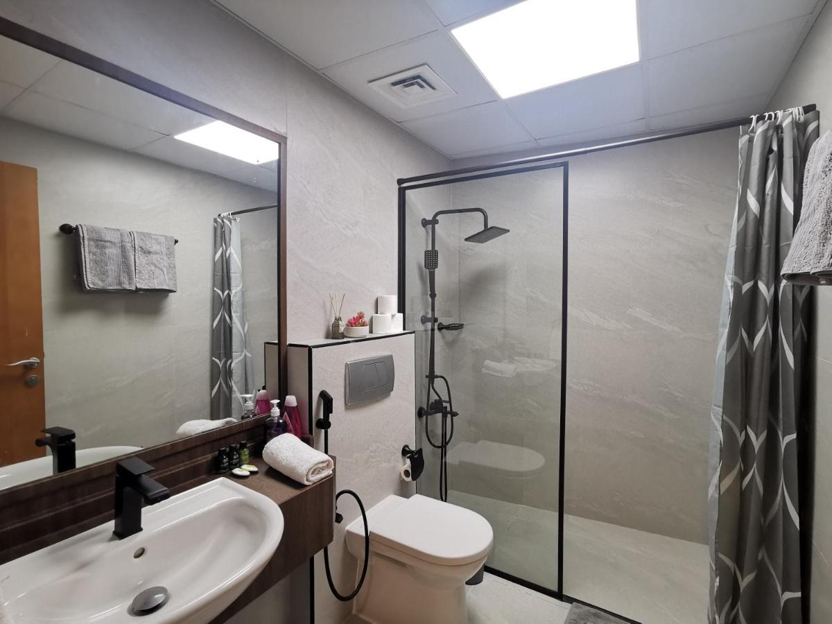 1 Bedroom Renovated In Marina Diamond 3 Close To Tram And Metro *