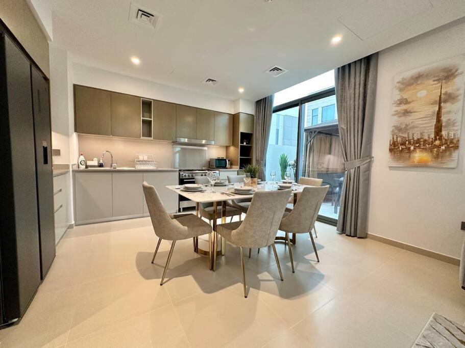* Dweller * Family Tranquil Sleeps 8 Villa Dubai