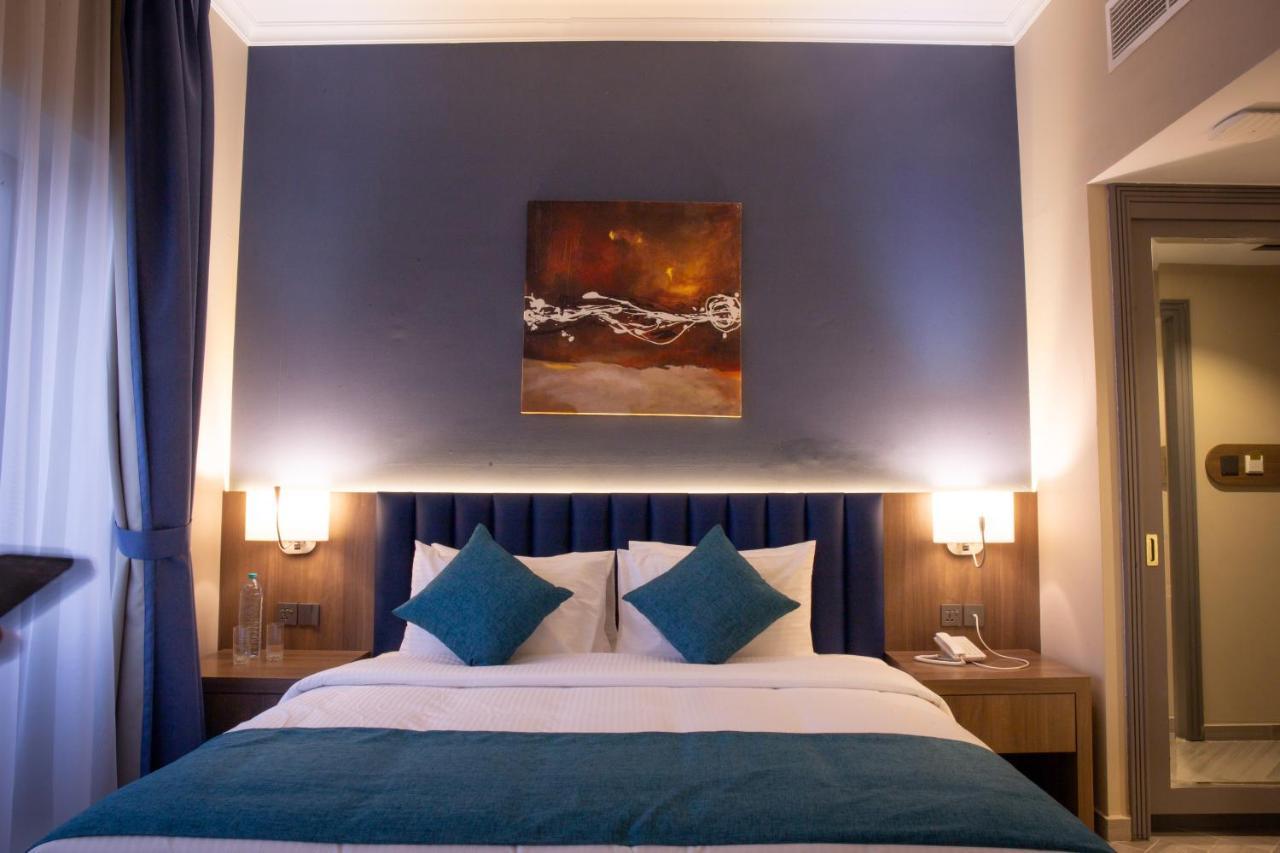 Otel Six Seasons