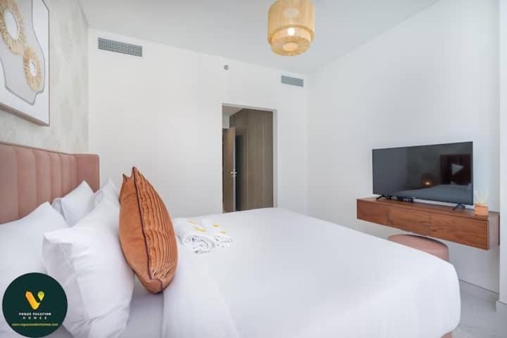 Vogue Lagoon District One Apartment