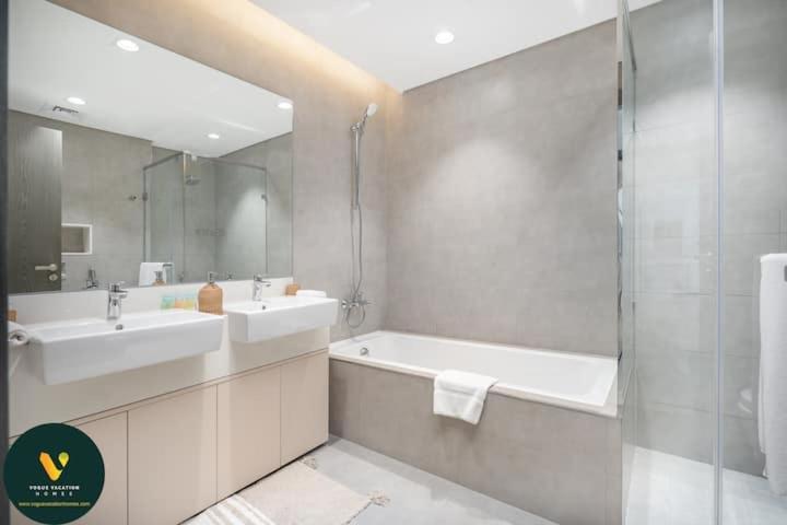 Apartment Vogue Lagoon District One Dubai