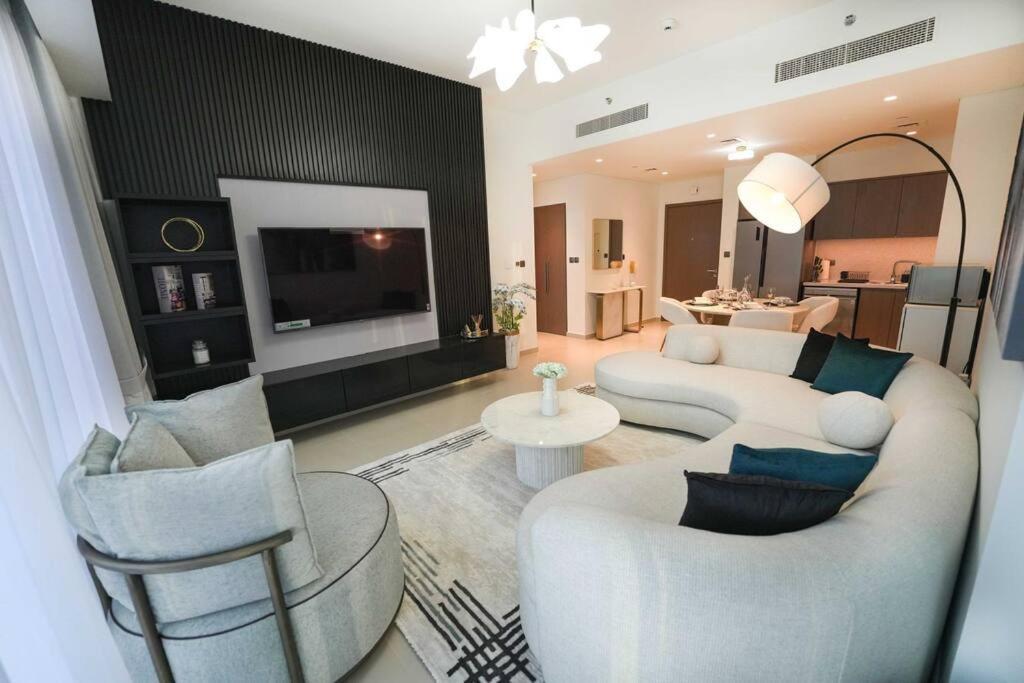 Luxurious 2br Next To Mall With Full Burj Khalifa View Dubai