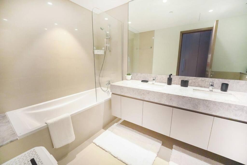 Apartment Luxurious 2br Next To Mall With Full Burj Khalifa View Dubai
