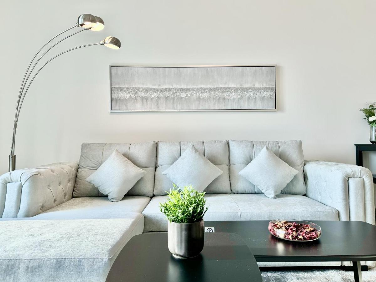 Apartment Sleeps 8 Burj Views Direct Mall Access
