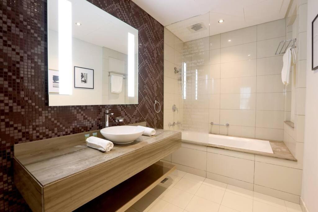 Brown Stone Paramount Towers Dubai