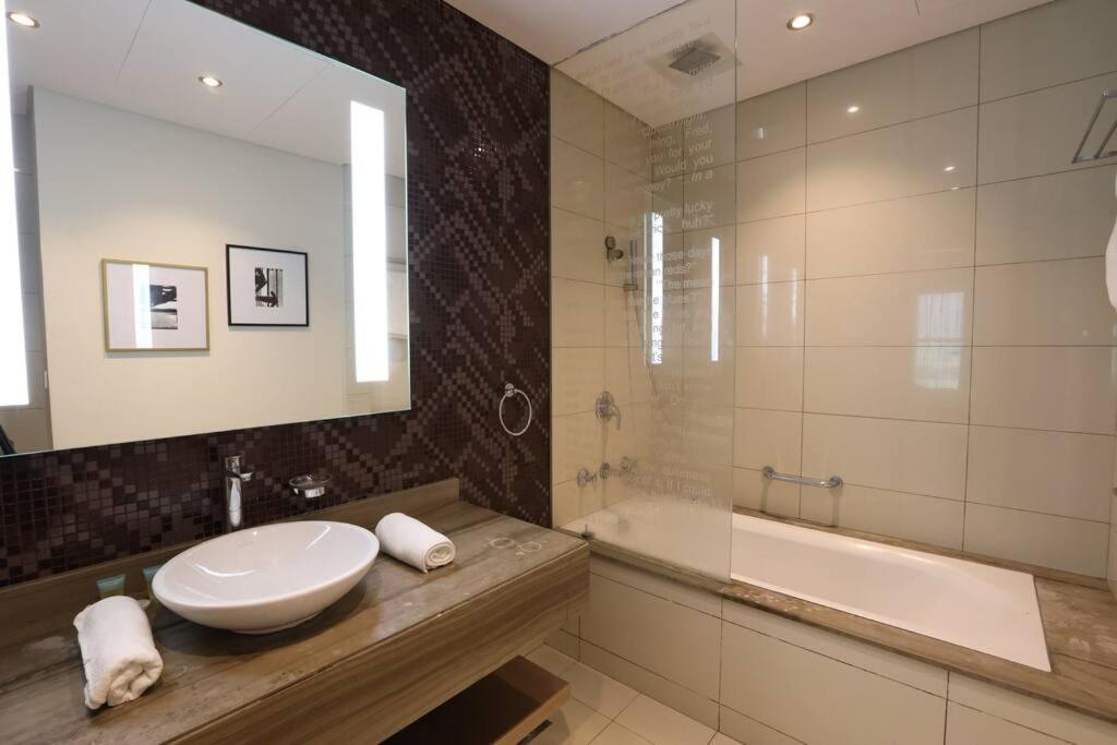 Brown Stone Paramount Towers * Dubai