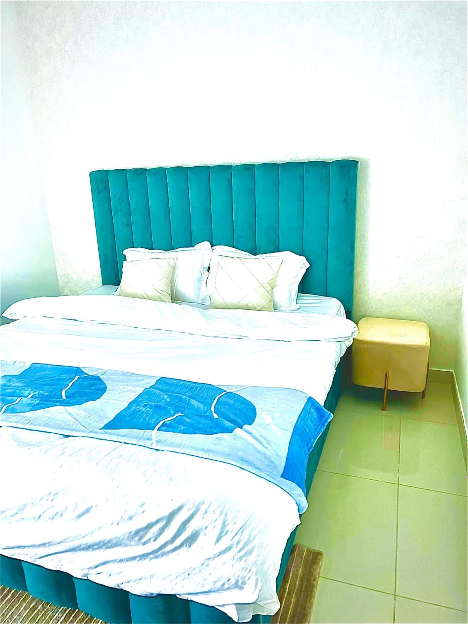 Daire Elegant King Bed Brand New 1 Bhk Marina Bay
