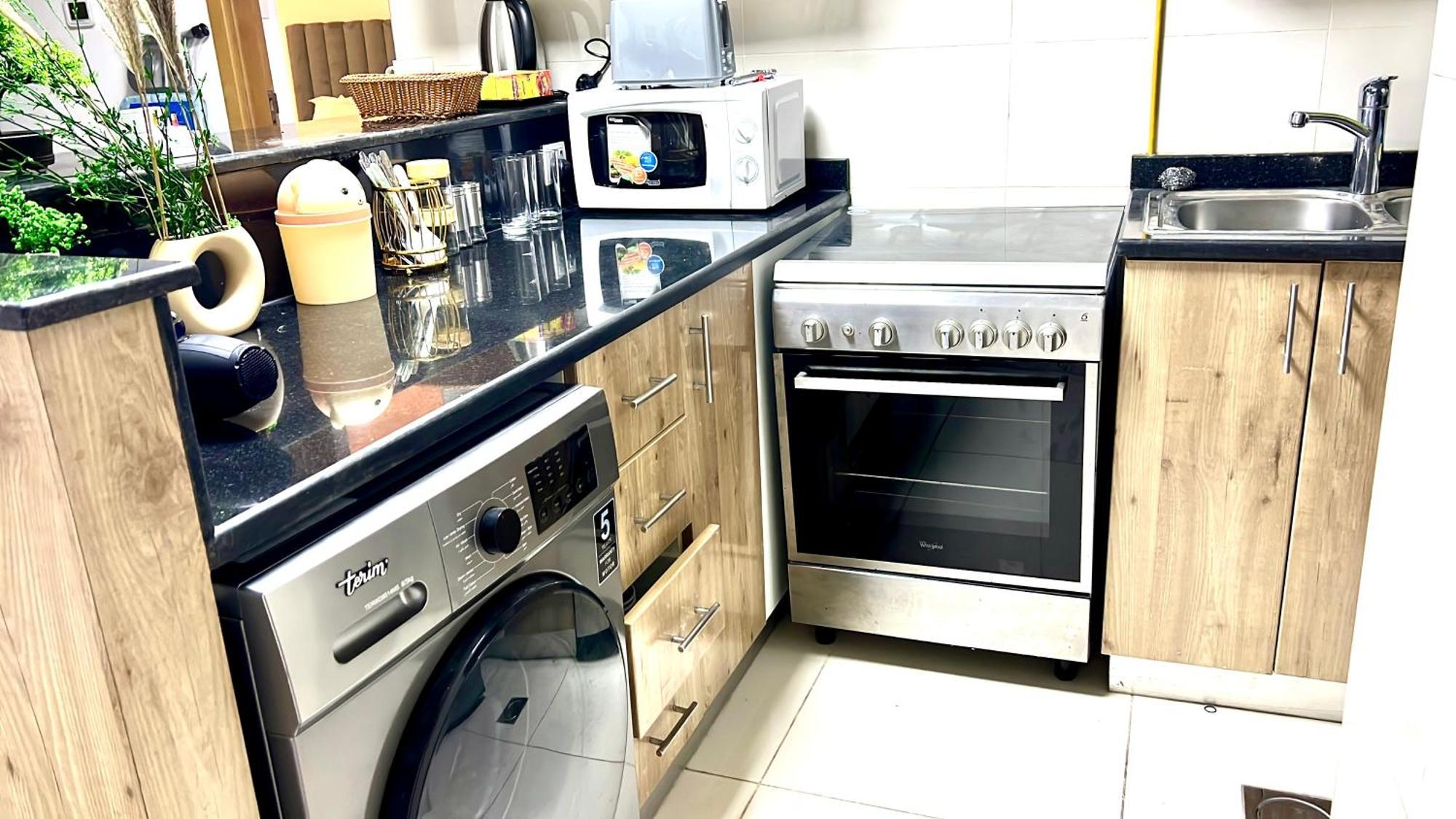 Daire Elegant King Bed Brand New 1 Bhk Marina Bay *