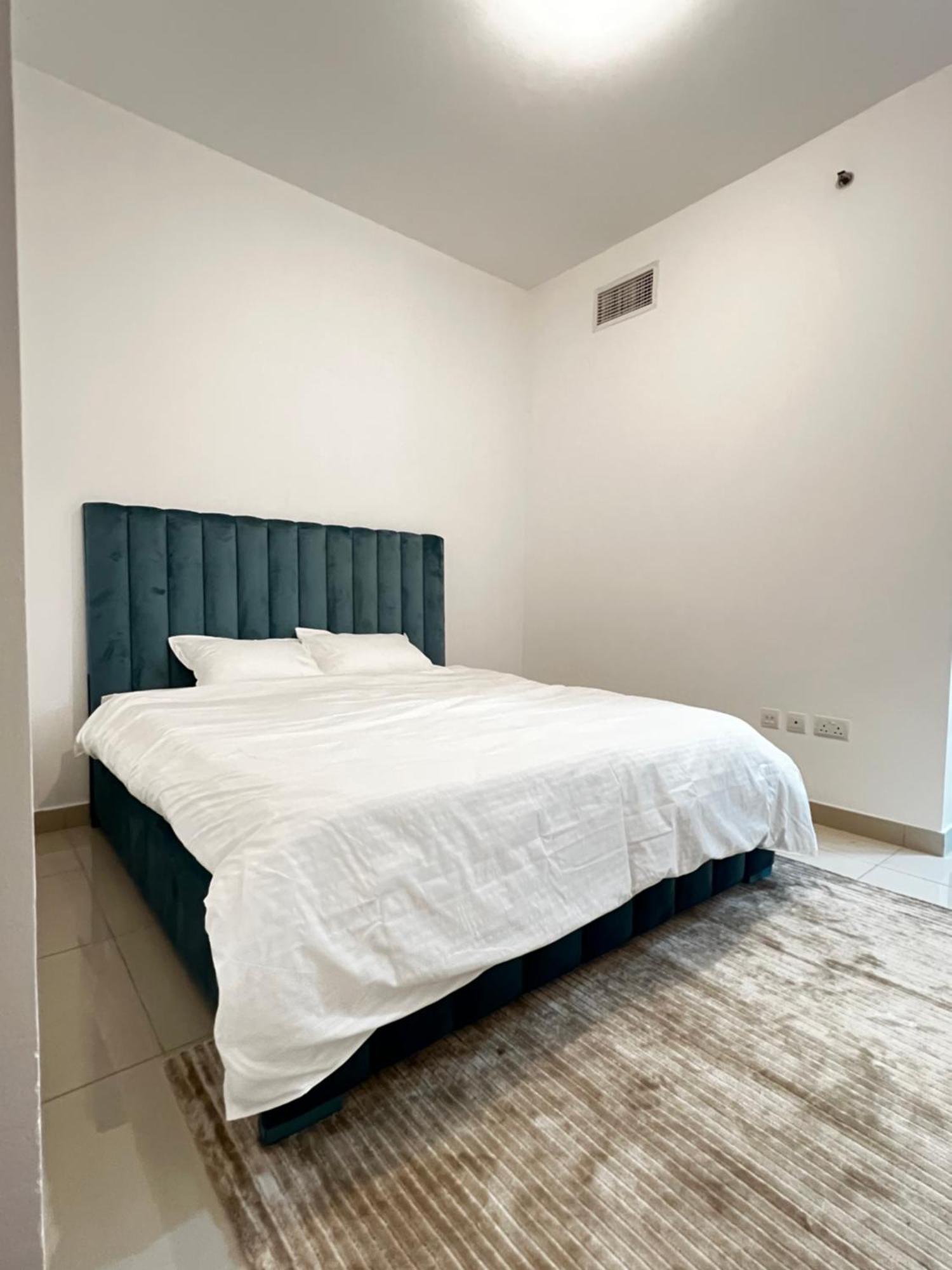 Daire Elegant King Bed Brand New 1 Bhk Marina Bay