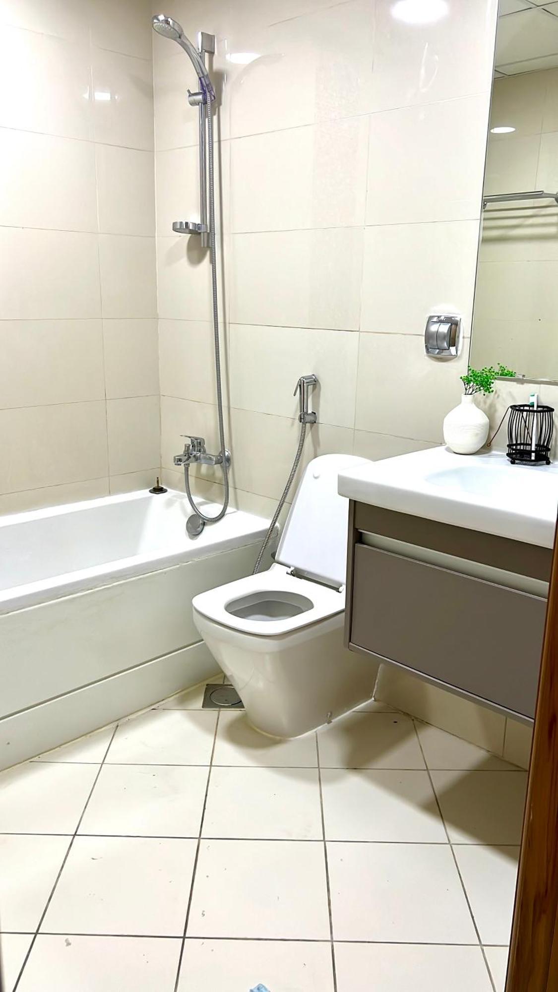 Daire Elegant King Bed Brand New 1 Bhk Marina Bay *