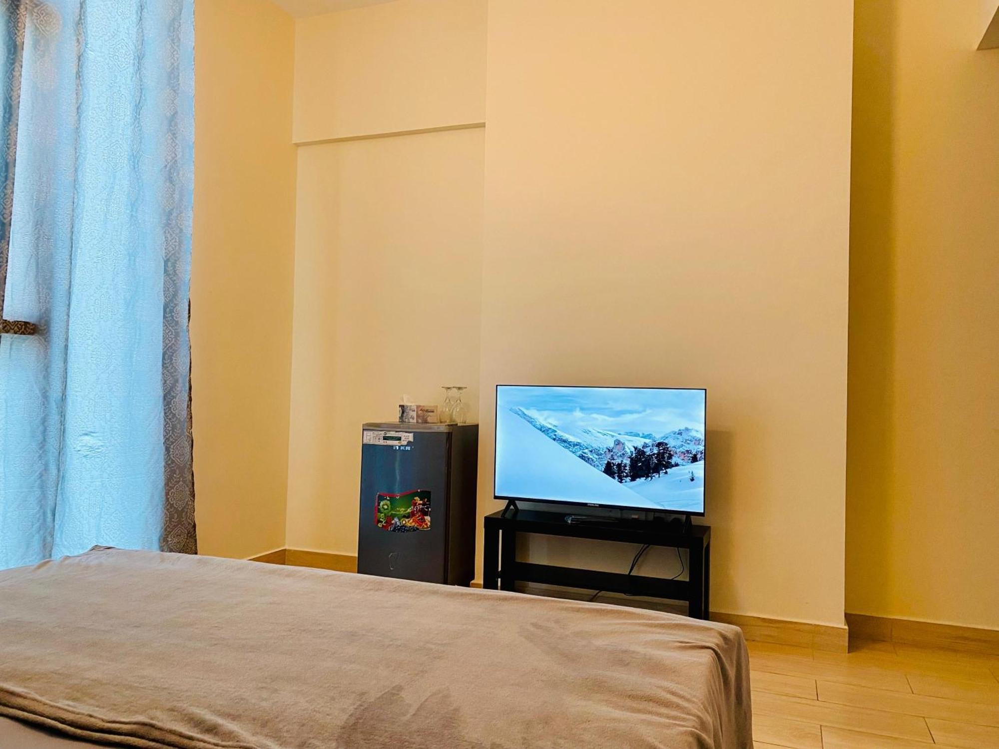 Apartment Executive Master Bedroom In Shared