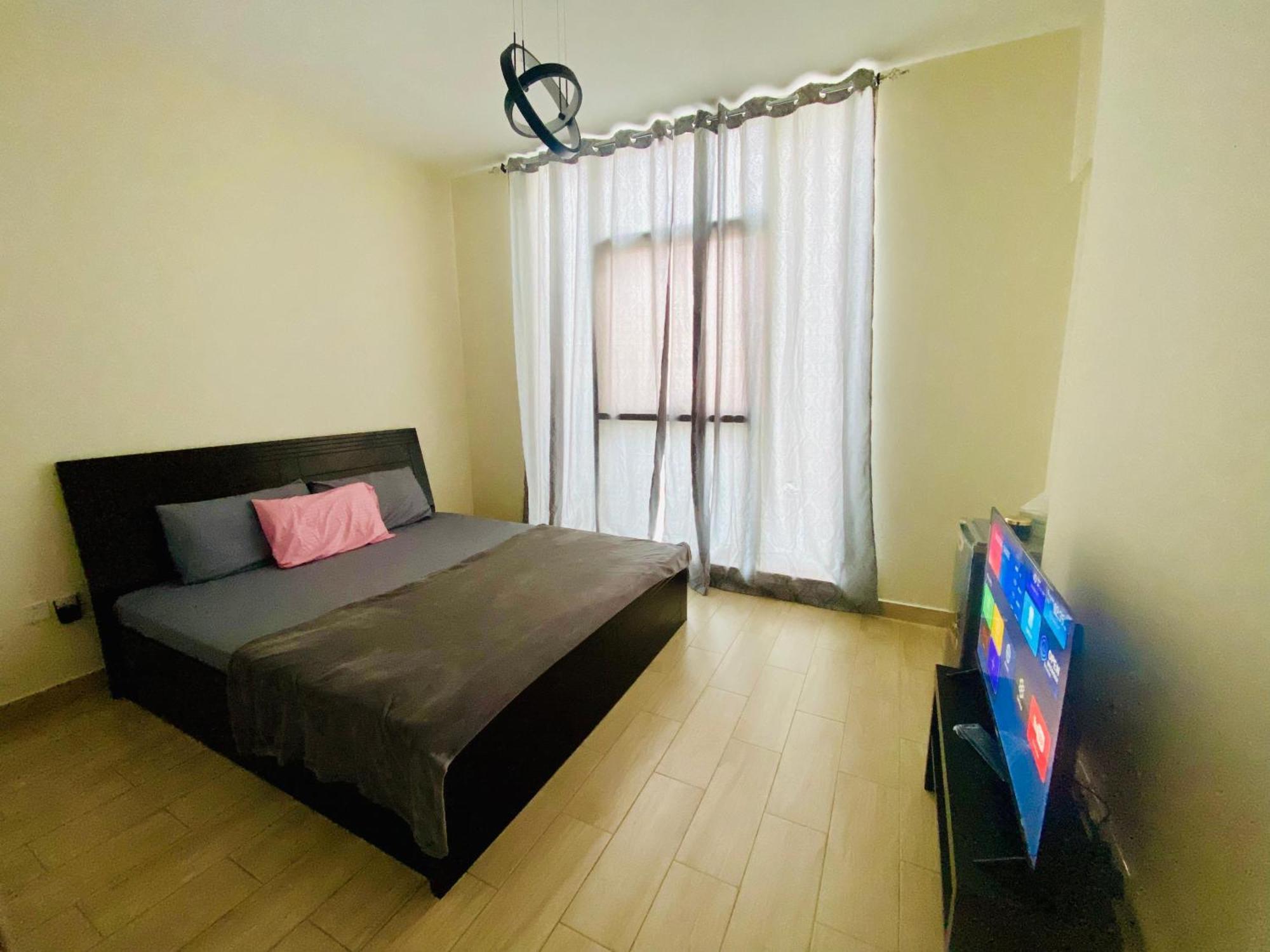 Apartment Executive Master Bedroom In Shared Dubai