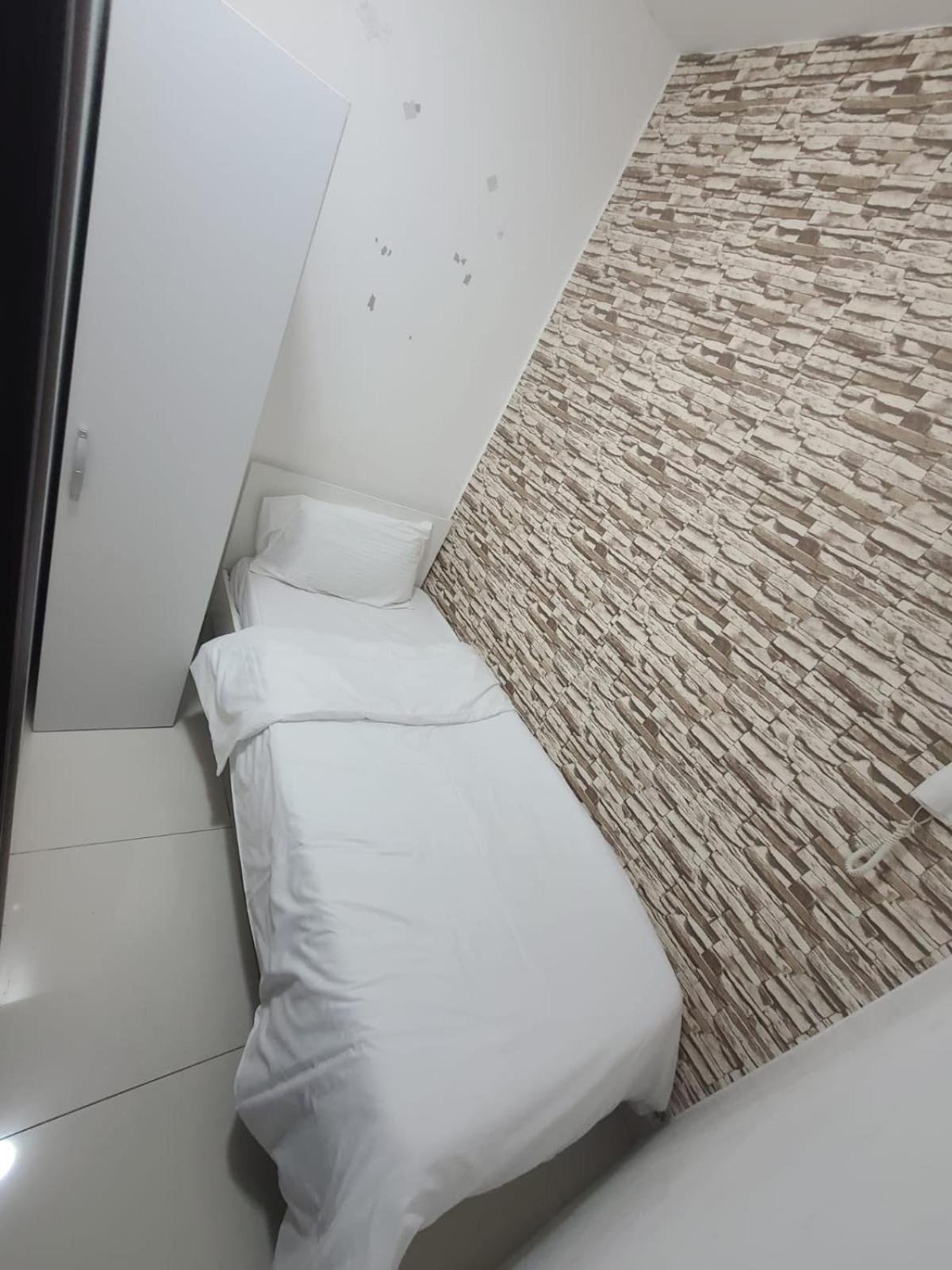 Cute And Small Partitions For Girls In Dubai- Female Guests Only فتيات فقط Daire