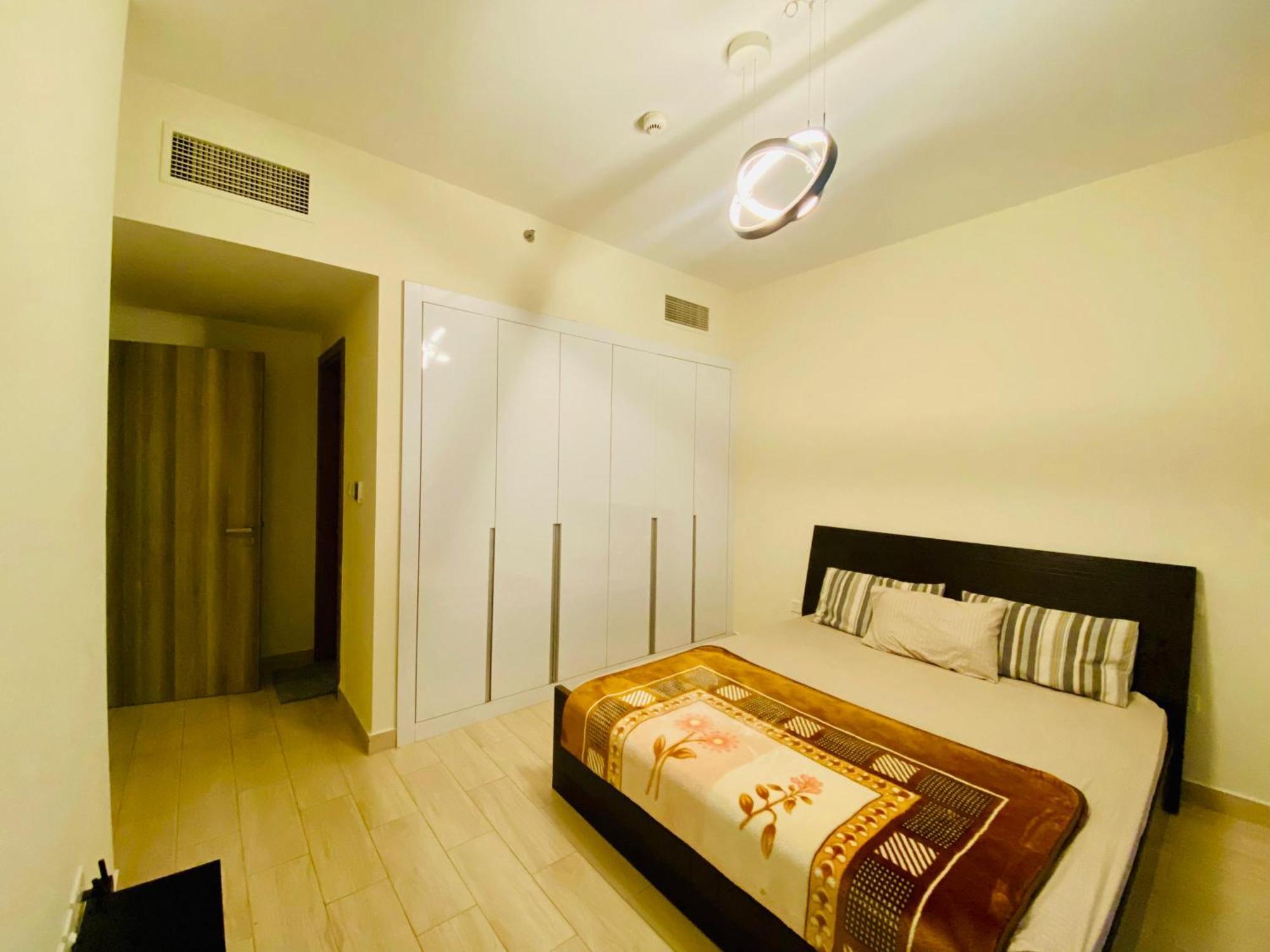 Apartment Executive Master Bedroom In Shared *