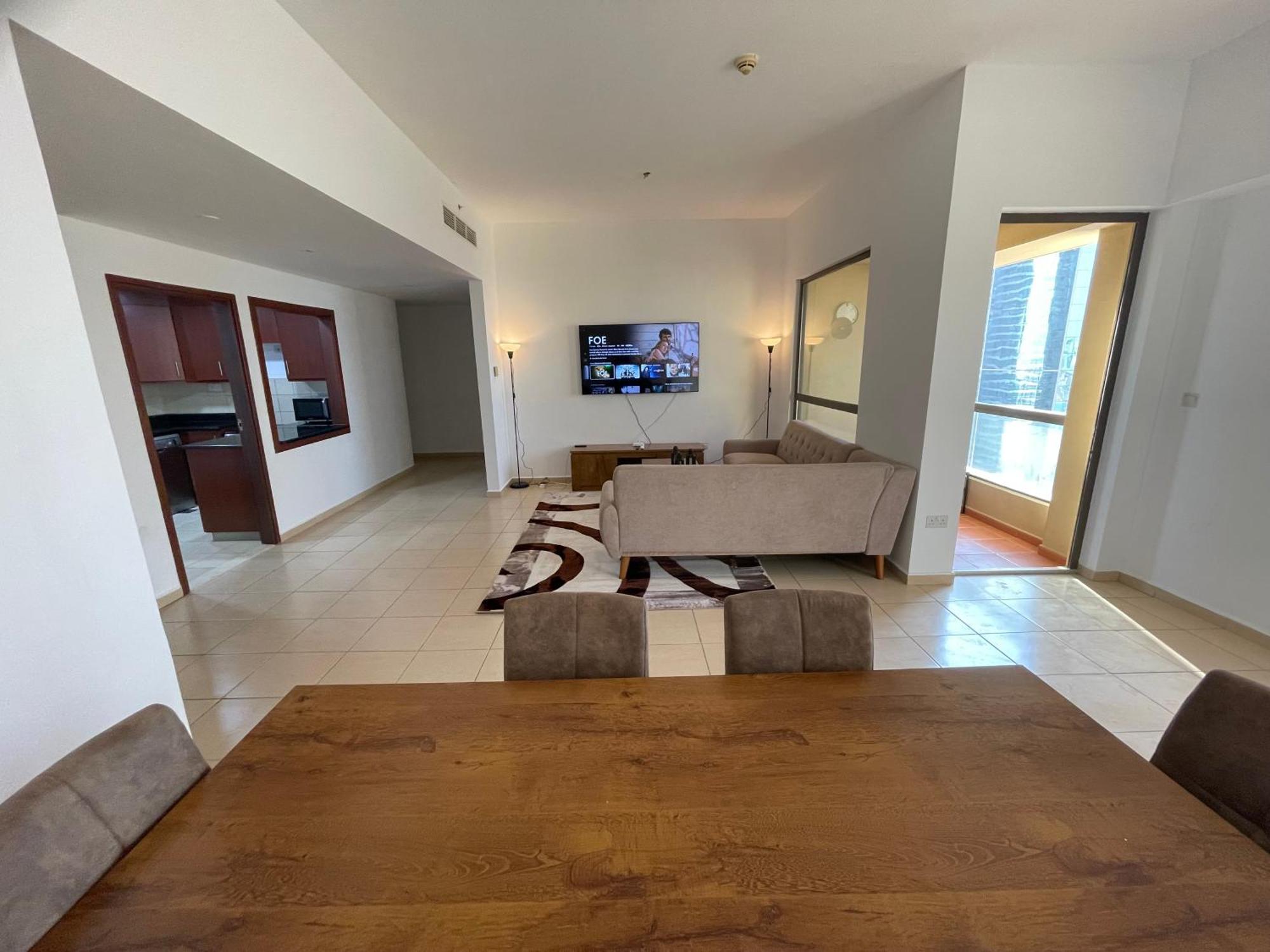 Seaview Beach Jbr - Walk To Beach - Gym - Pool - Metro Station Hostel *