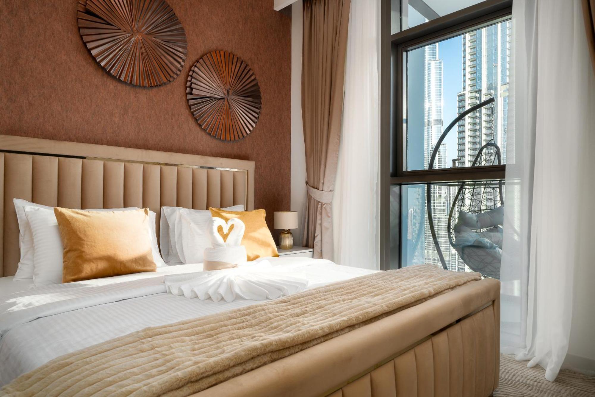 Sky-high Gem: Burj Khalifa & Fountain View Apartment *