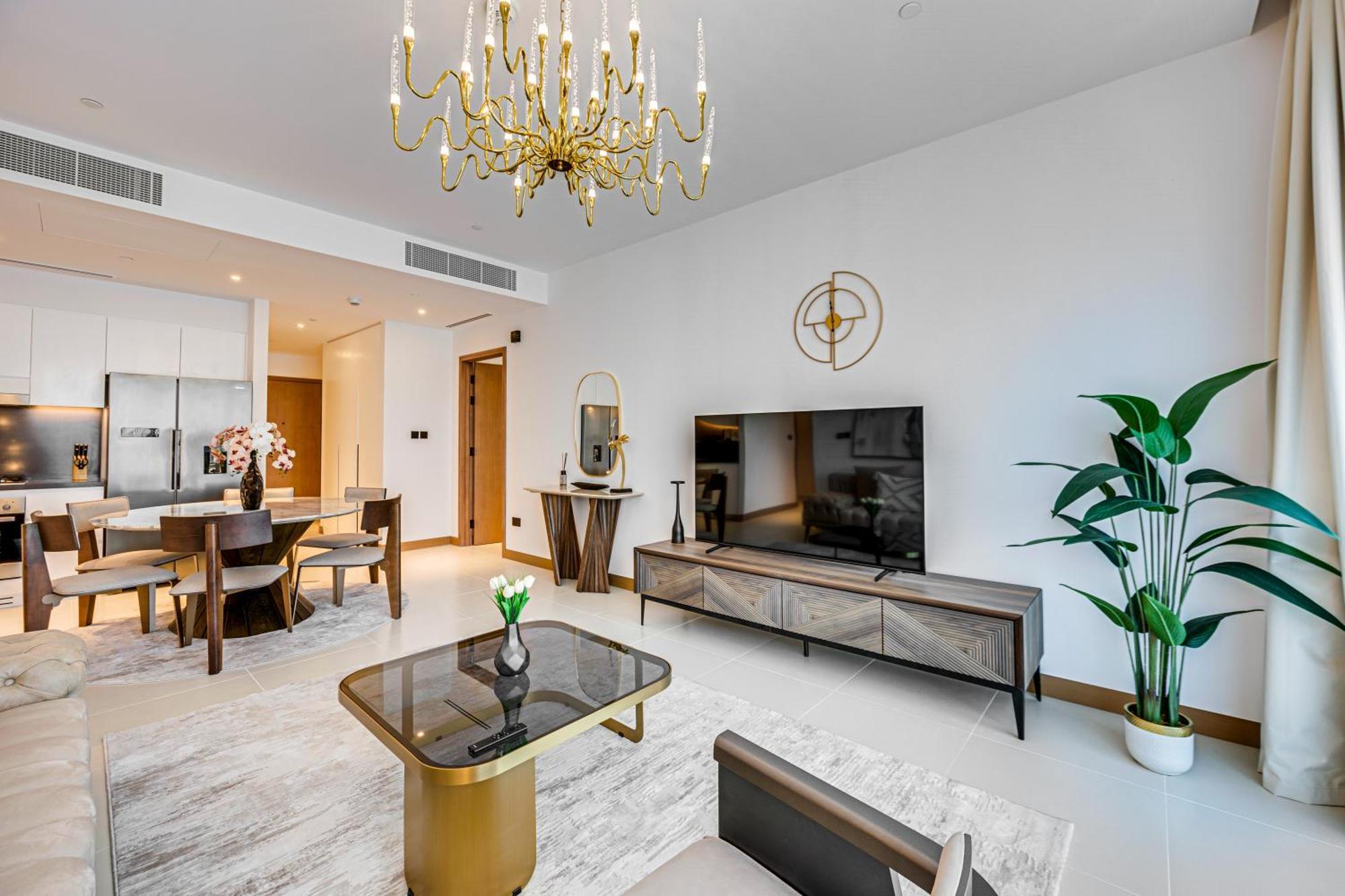Elegant Family In Marina Vida Dubai