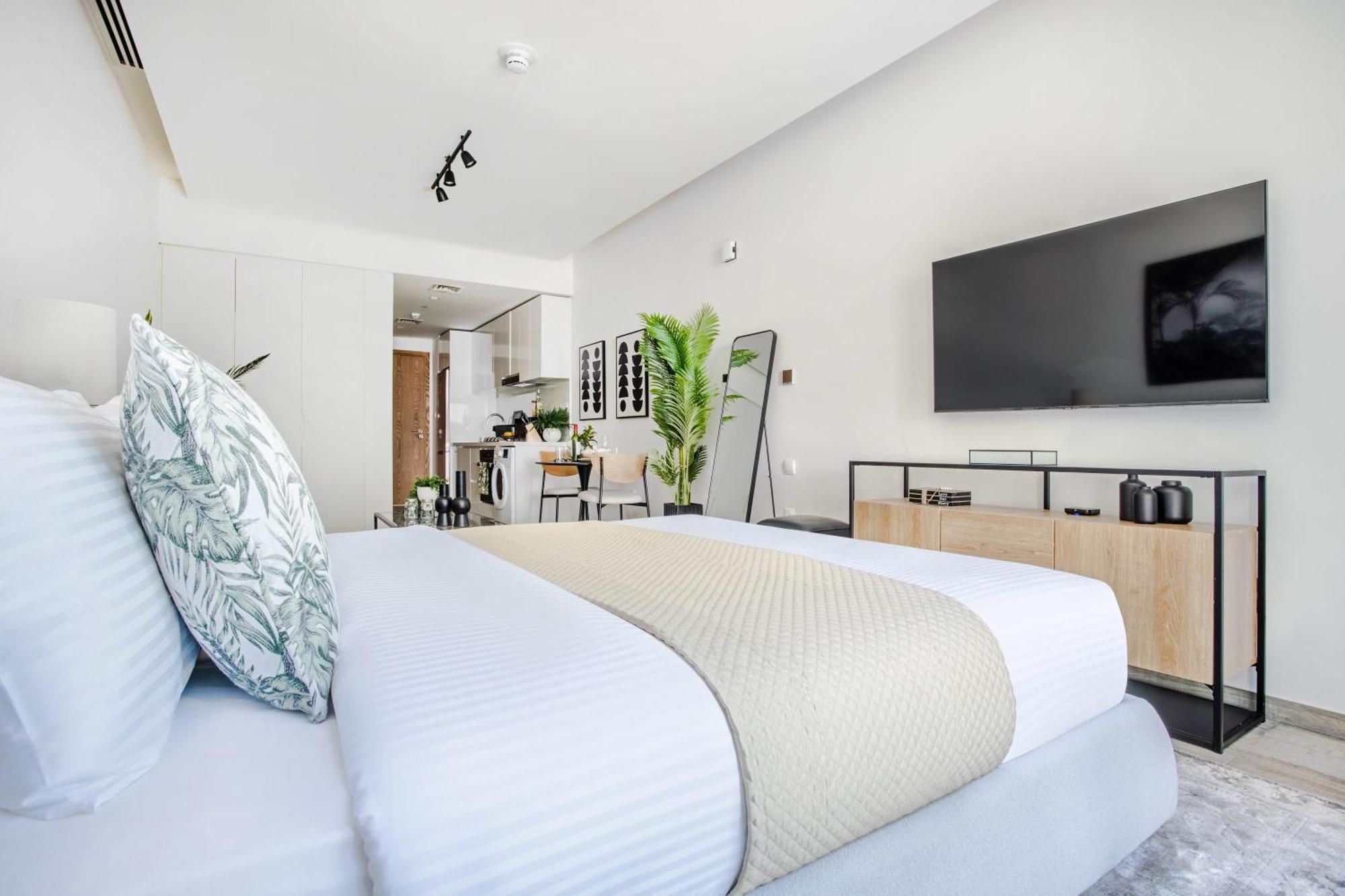 Frank Porter - Ahad Residences * Dubai
