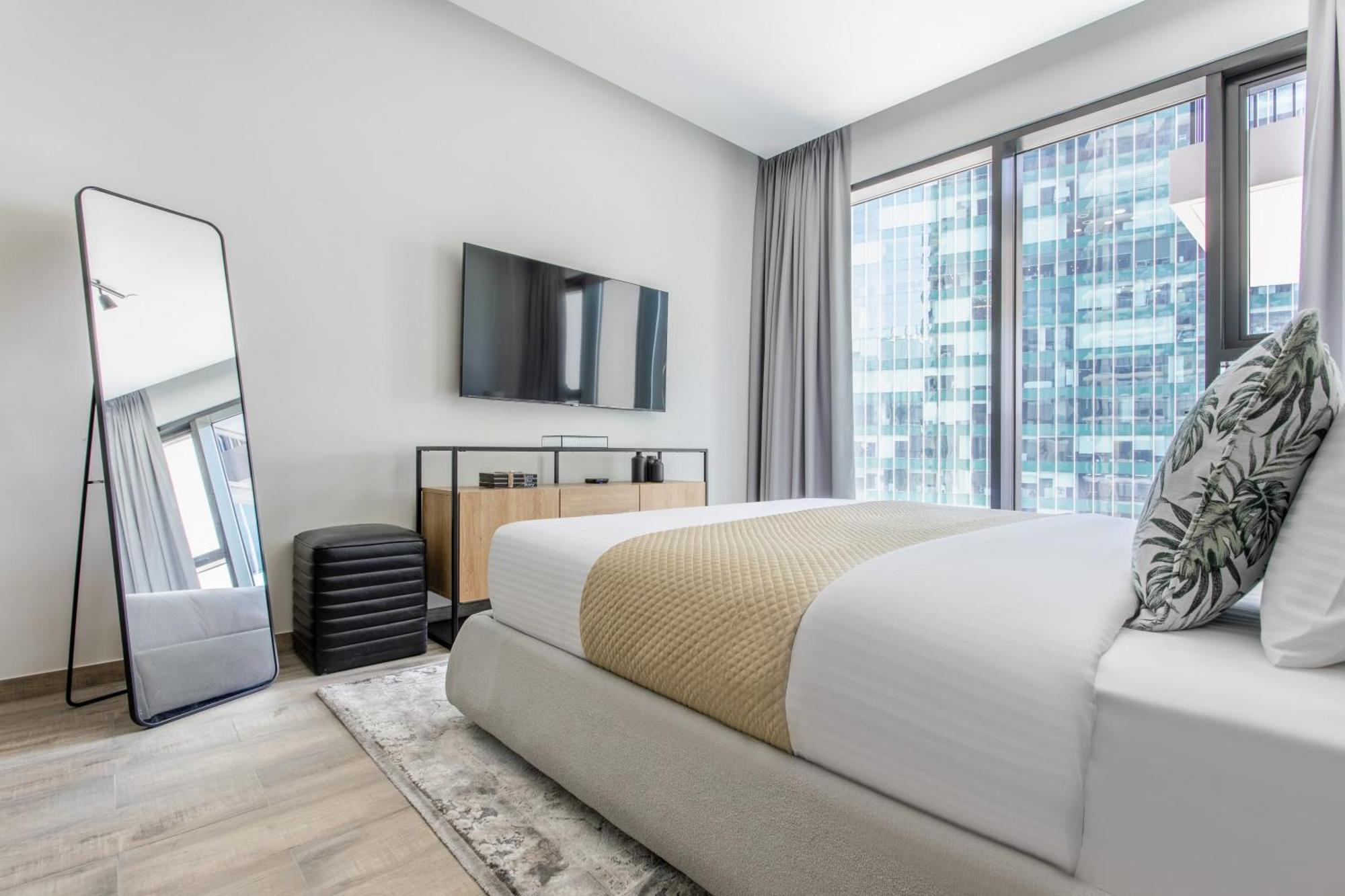 Frank Porter - Ahad Residences Apartment