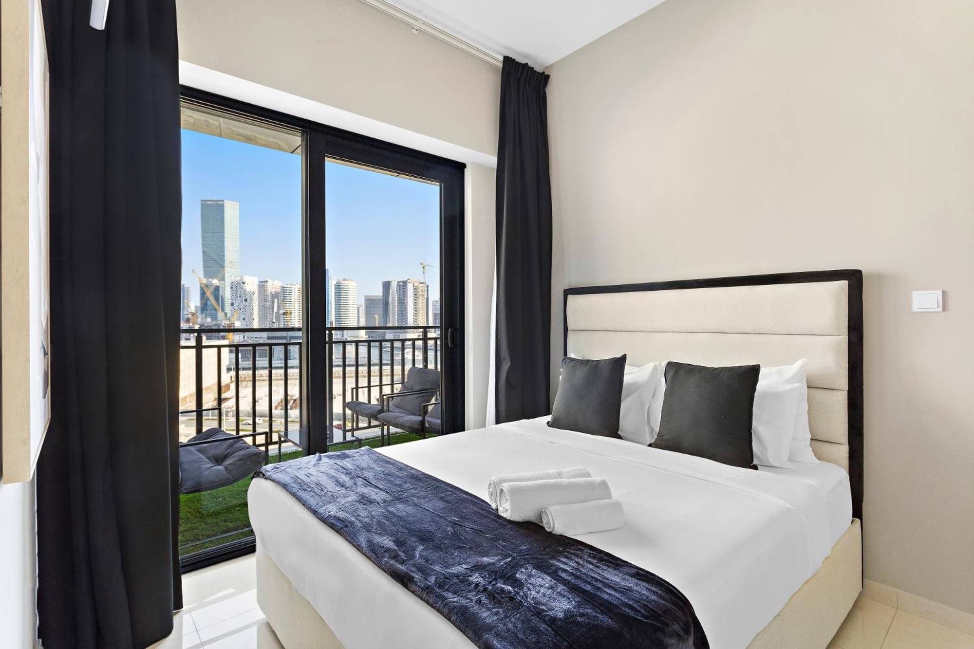 Stunning 1br Business Bay Apartment *