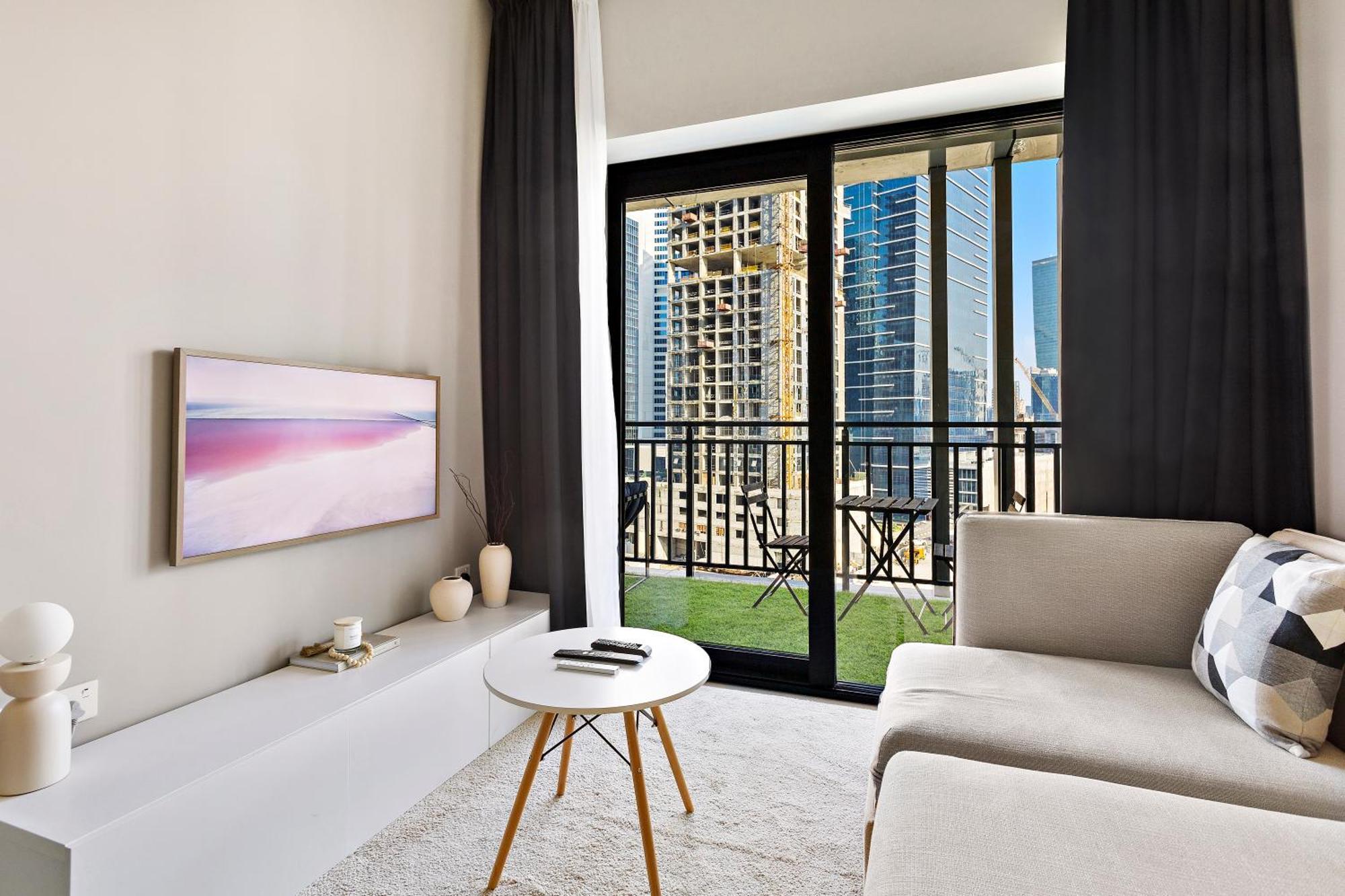 Stunning 1br Business Bay Apartment *