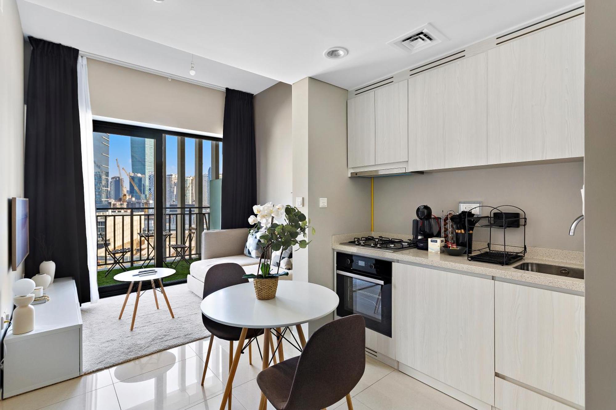 Stunning 1br Business Bay Apartment *