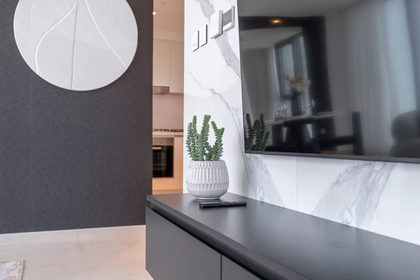 Stunning Views, Luxury By Chi Living Apartment