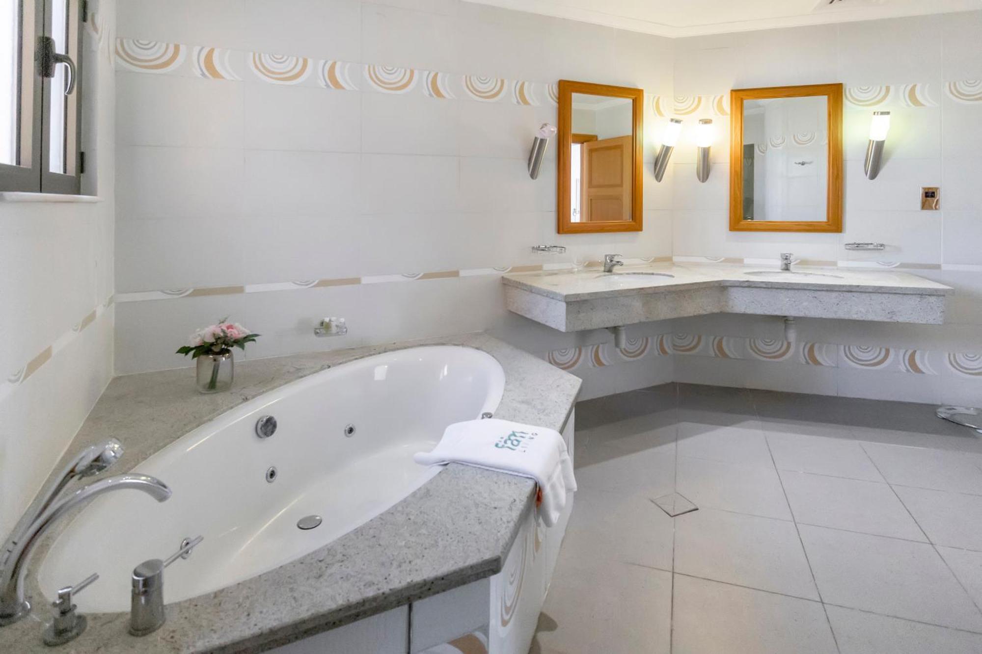 Fam Living - Palm Jumeirah - With Private Pool Dubai