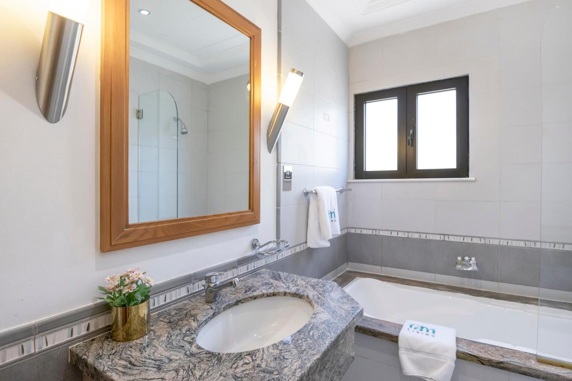 Fam Living - Palm Jumeirah - With Private Pool *