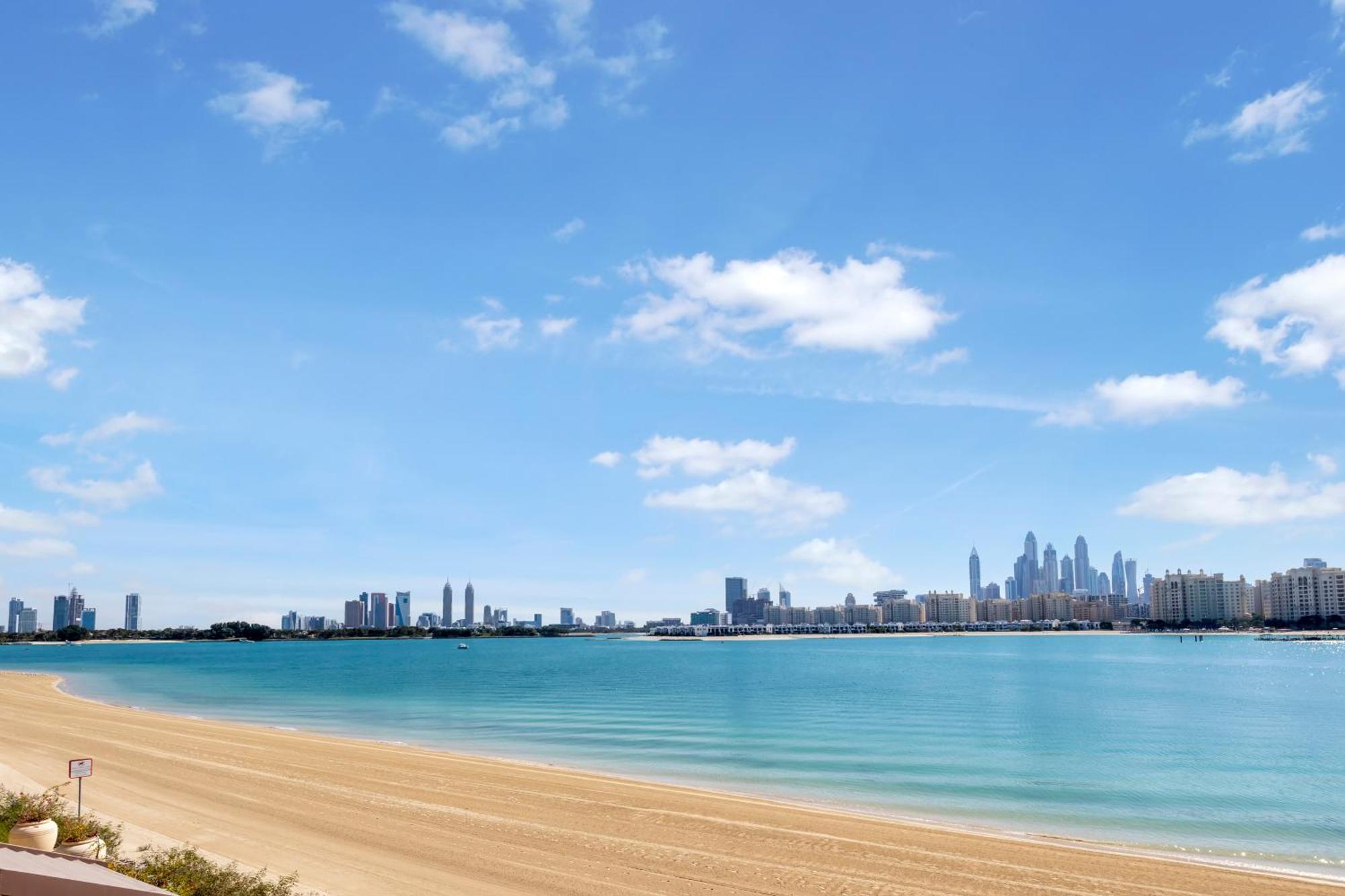 Fam Living - Palm Jumeirah - With Private Pool Dubai