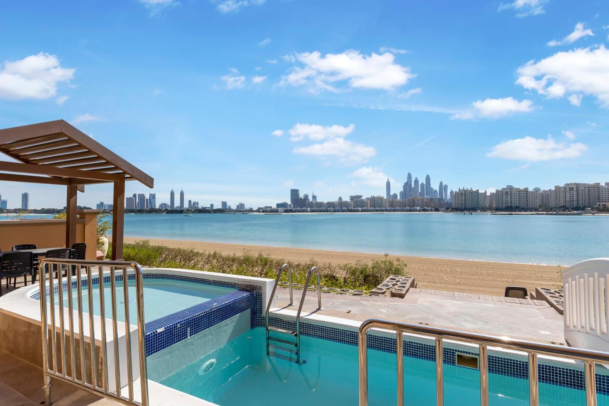 Fam Living - Palm Jumeirah - With Private Pool *