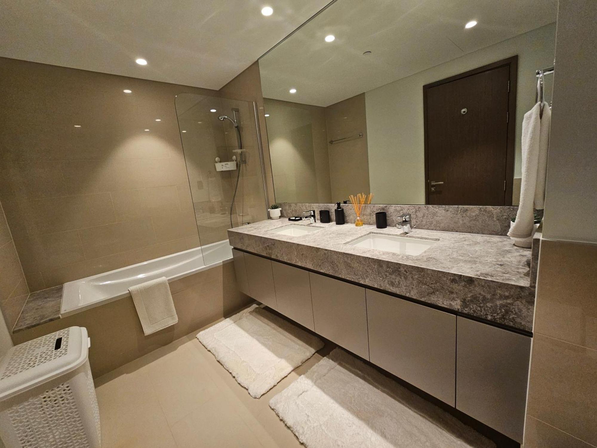 Luxurious 2br Next To Mall With Full Burj Khalifa View Apartment