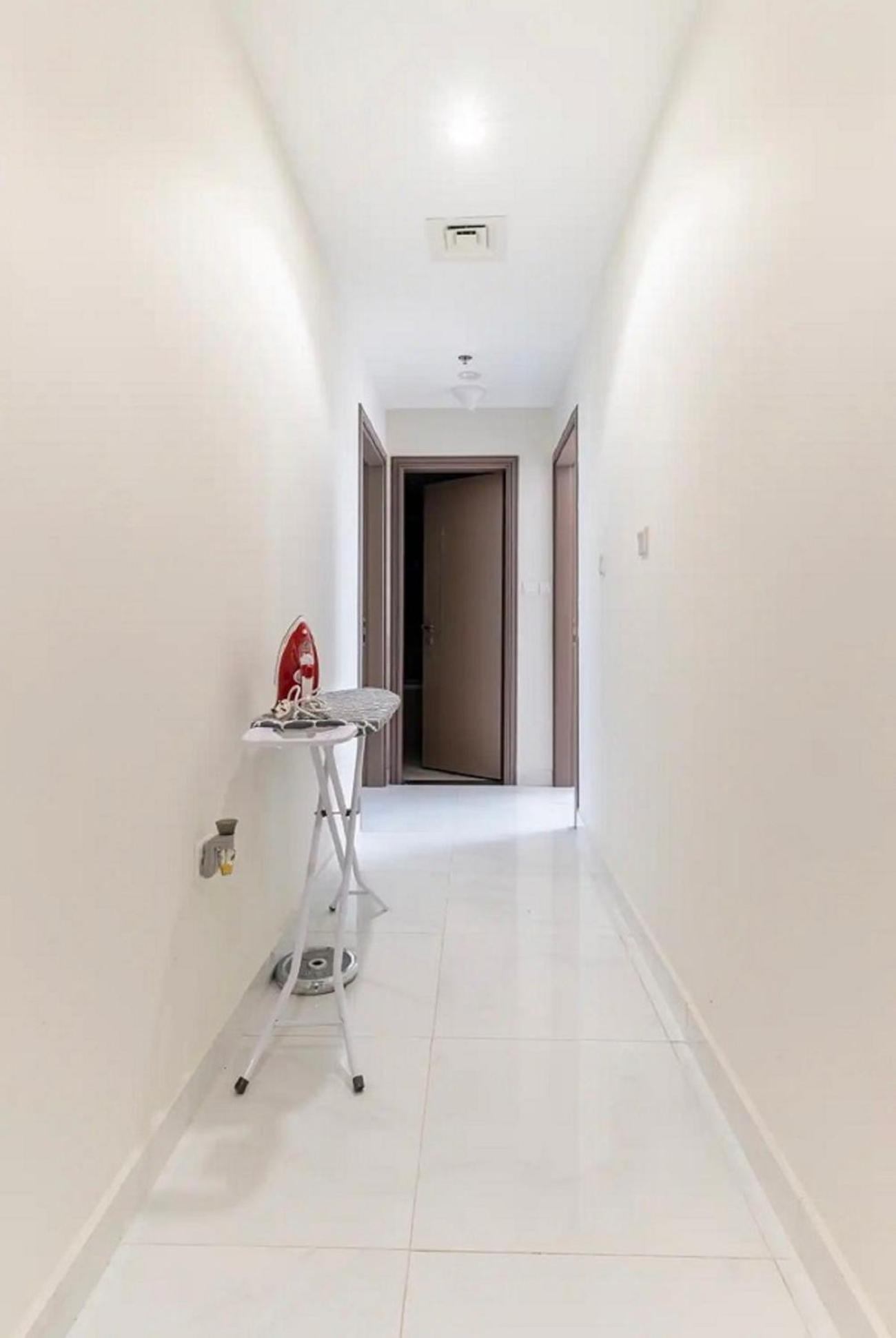 Daire Bright & Cozy, Near Metro & Downtown, Pool, Gym Dubai