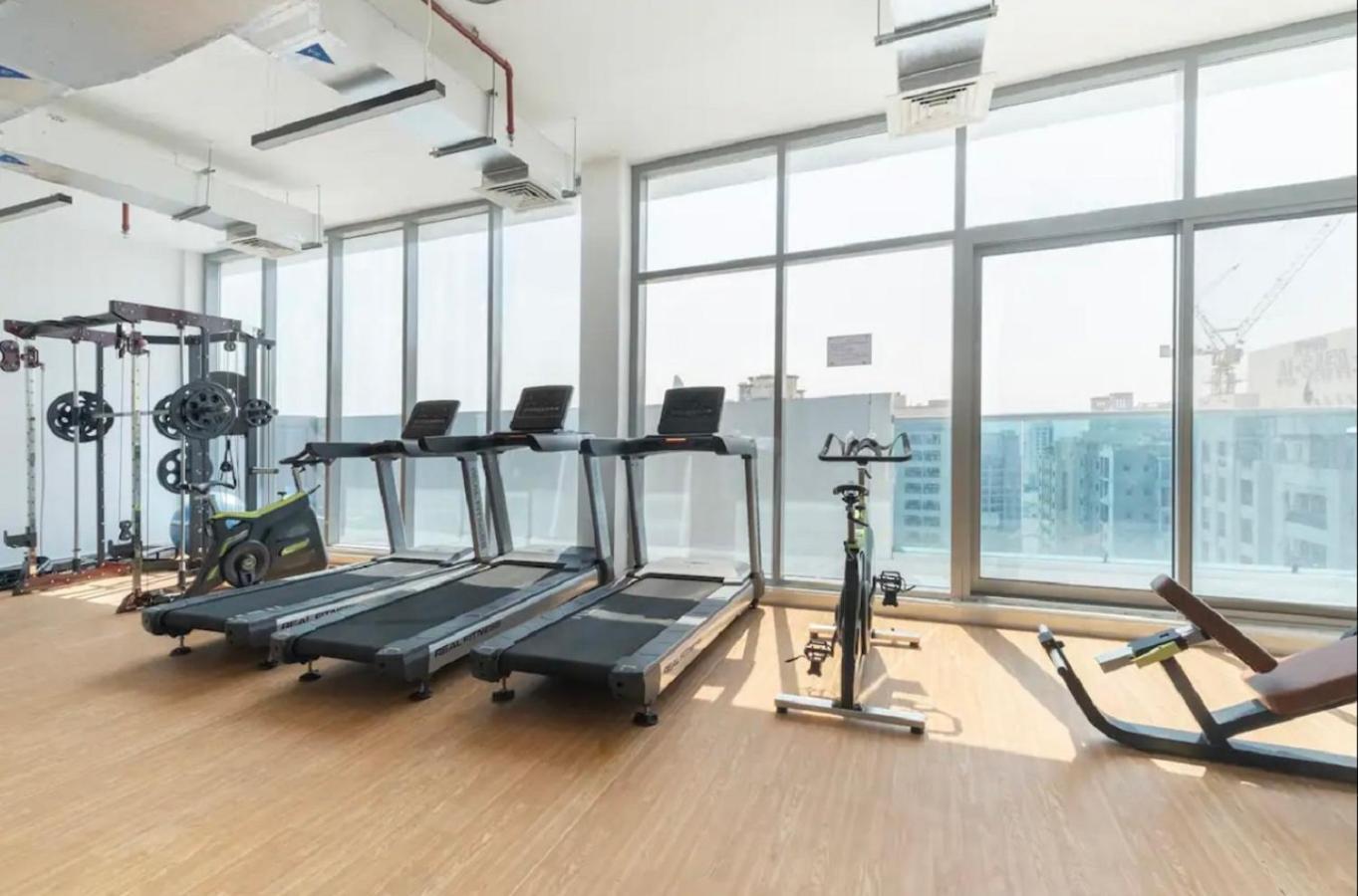 Bright & Cozy, Near Metro & Downtown, Pool, Gym *