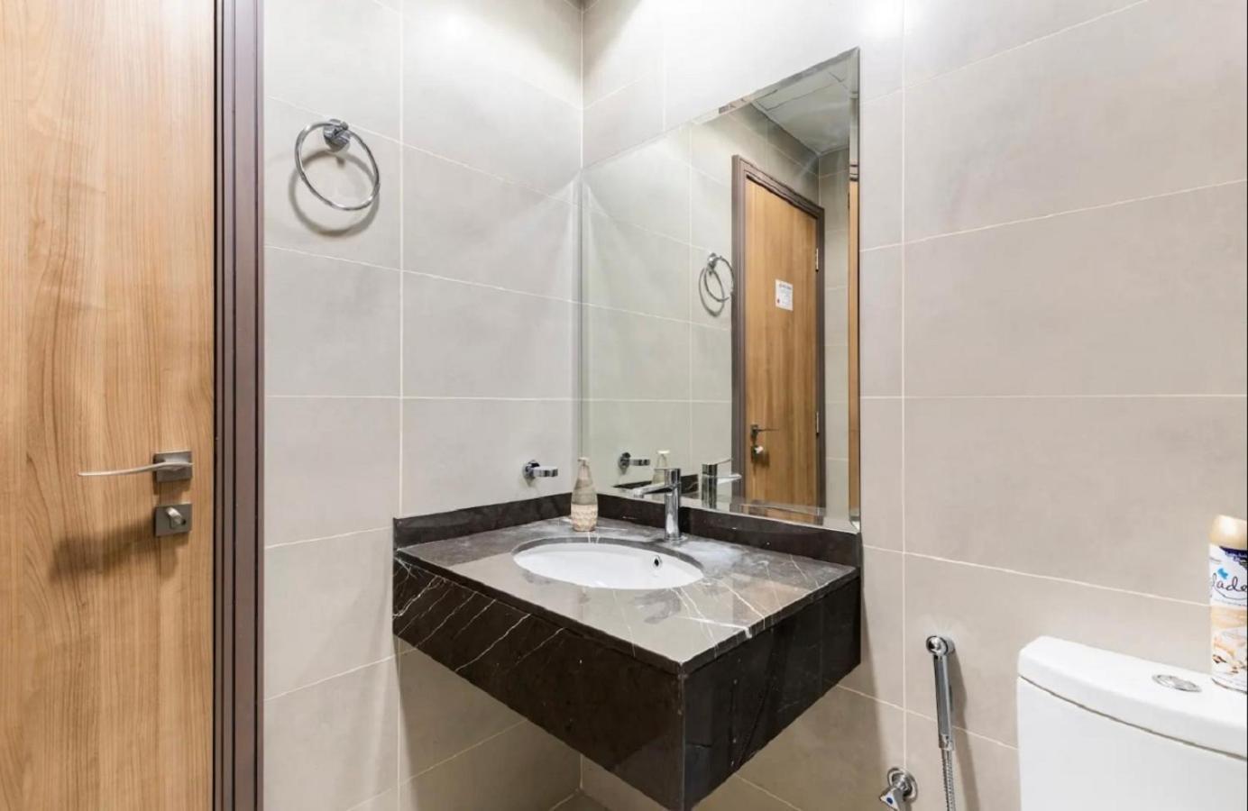 Bright & Cozy, Near Metro & Downtown, Pool, Gym Dubai