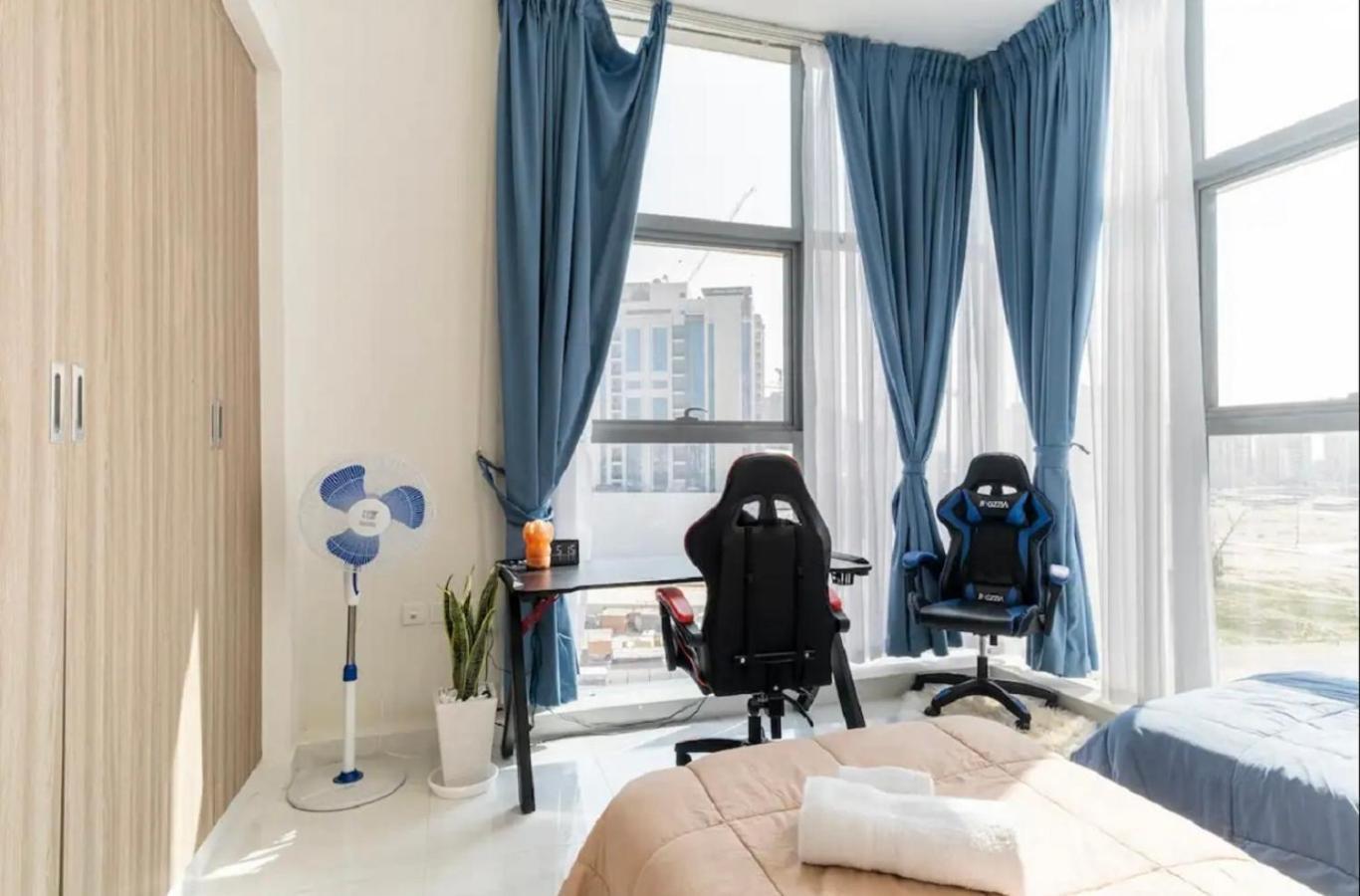 Bright & Cozy, Near Metro & Downtown, Pool, Gym Daire Dubai
