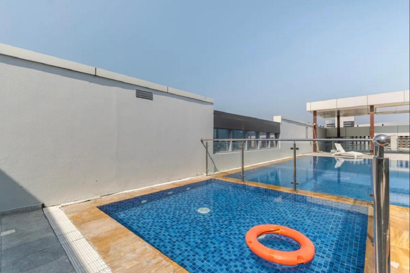 Bright & Cozy, Near Metro & Downtown, Pool, Gym Dubai