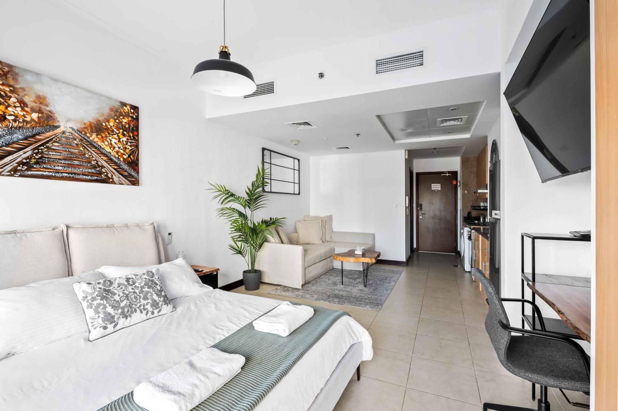 Upscale Full View In Goldcrest View Tower