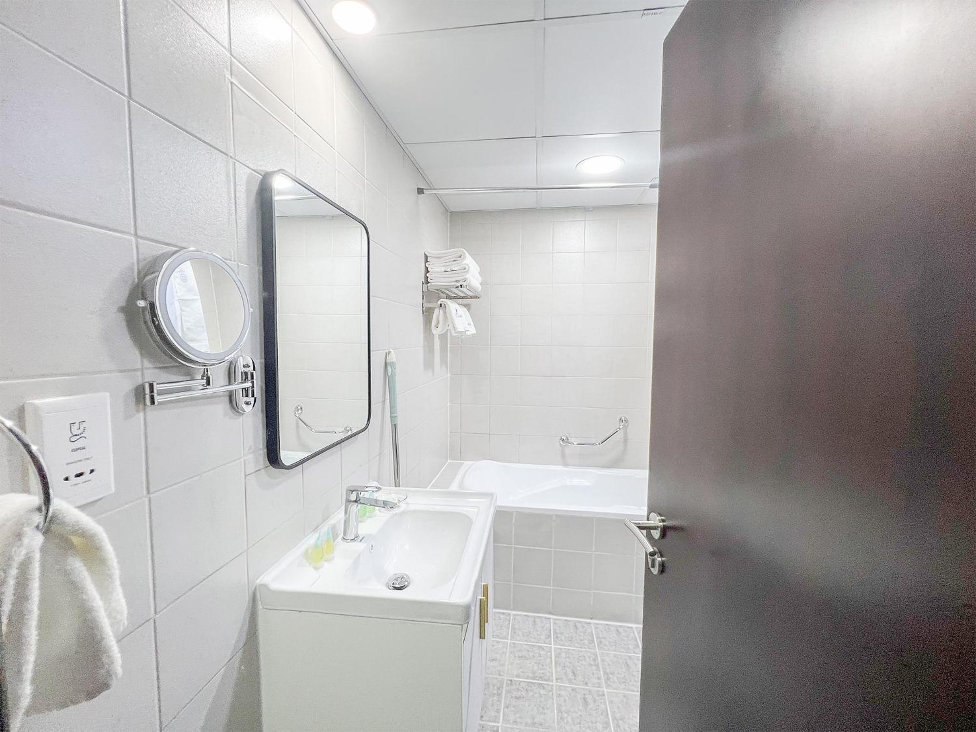 Cosmos Living Spacious With Balcony * Dubai
