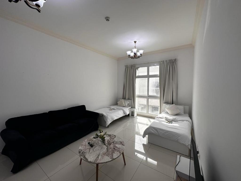 Cute And Small Partitions For Girls In Dubai- Female Guests Only فتيات فقط Daire
