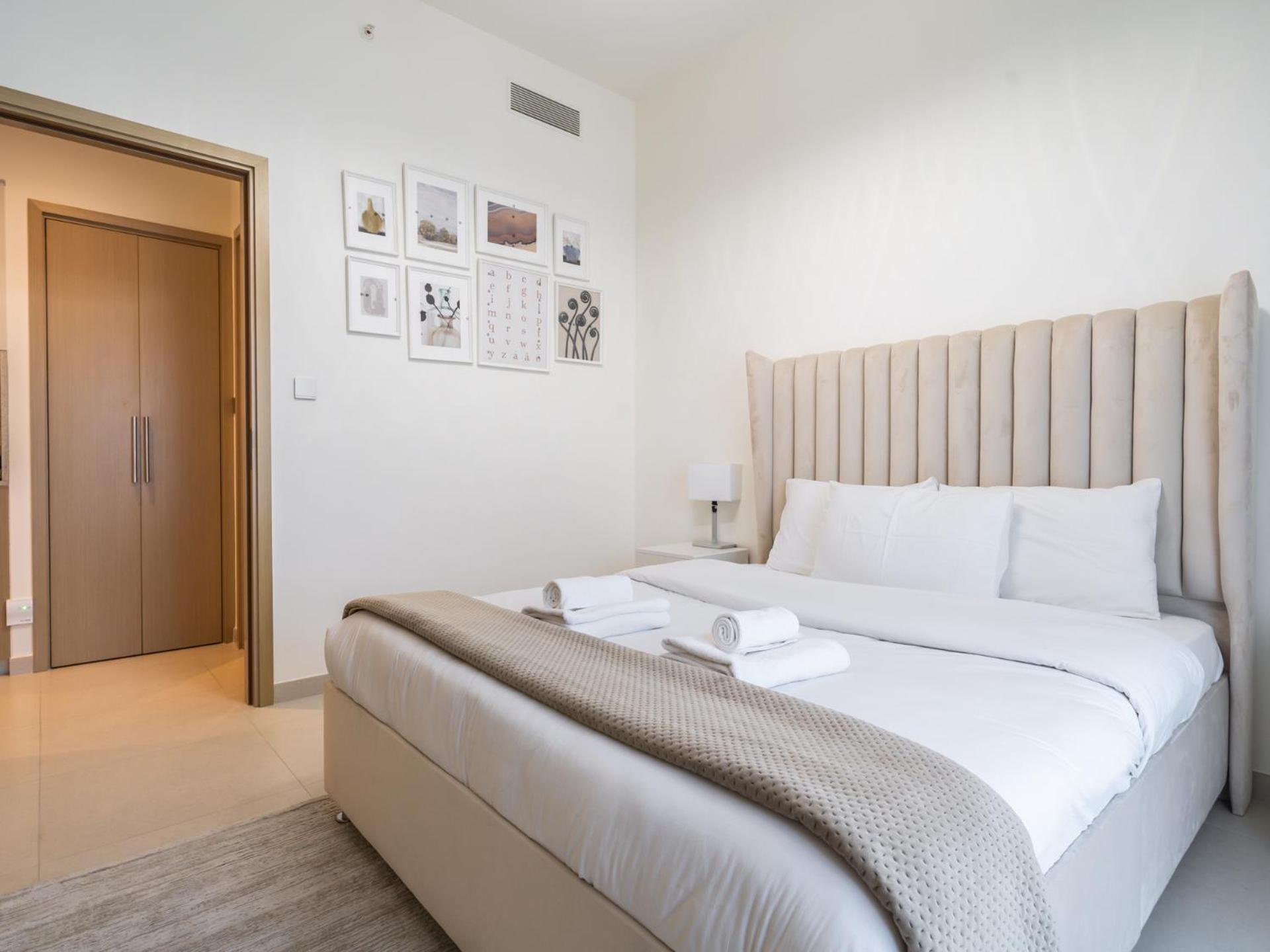 Apartment Downtown Decadence : A 1br Urban Sanctuary Dubai