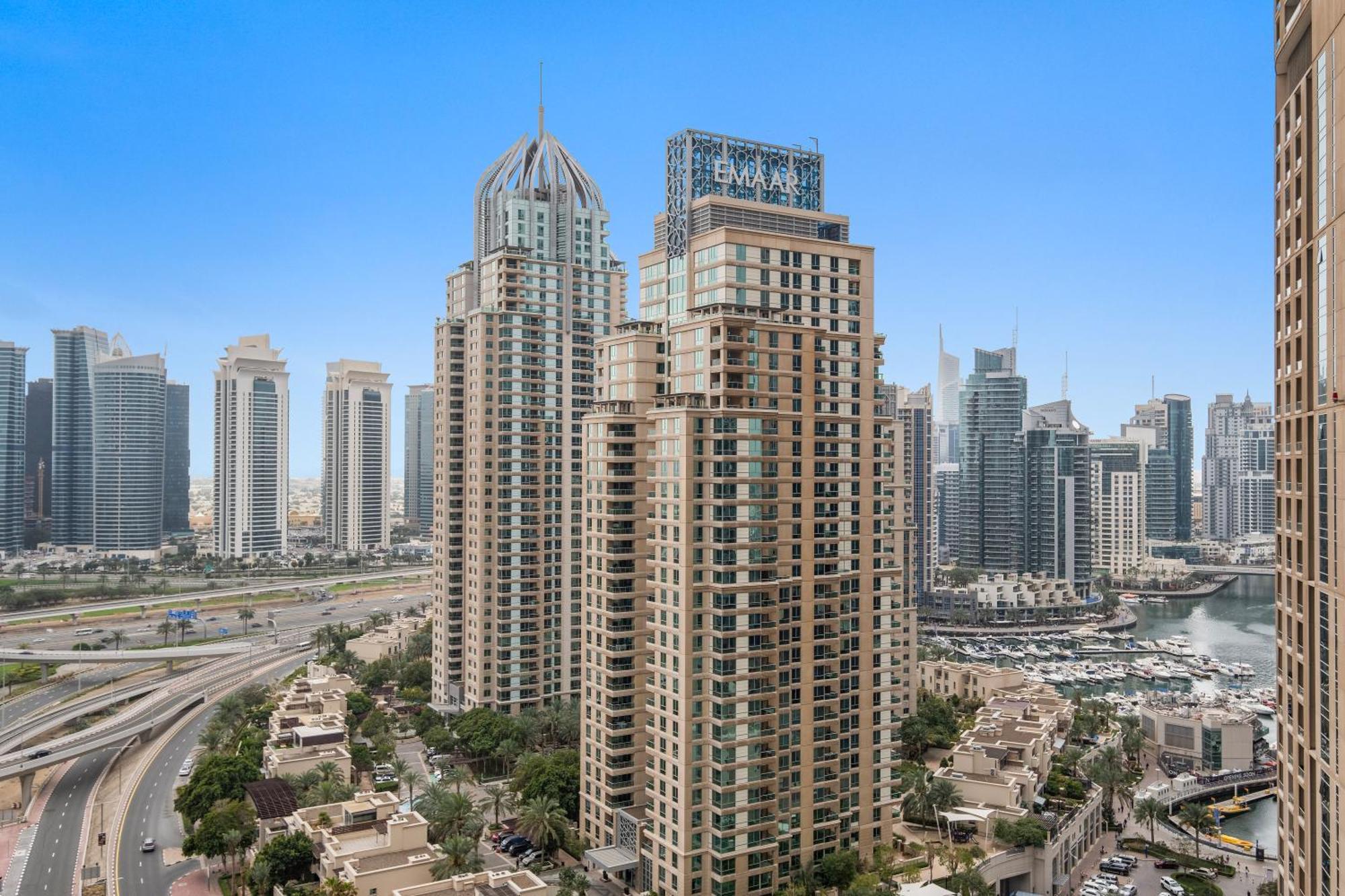 Daire Stylish 2 Bedroom Apt With Free Parking & Fast Wifi Dubai