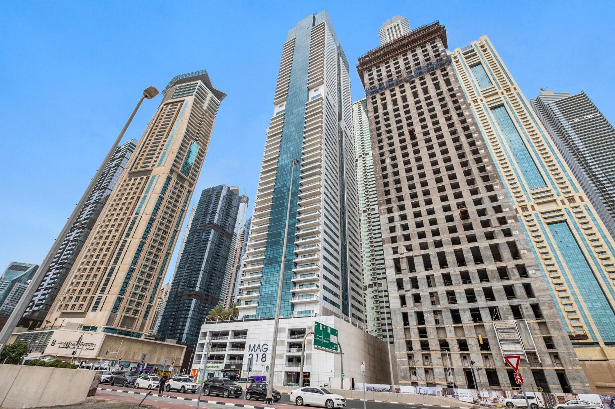 Daire Stylish 2 Bedroom Apt With Free Parking & Fast Wifi Dubai