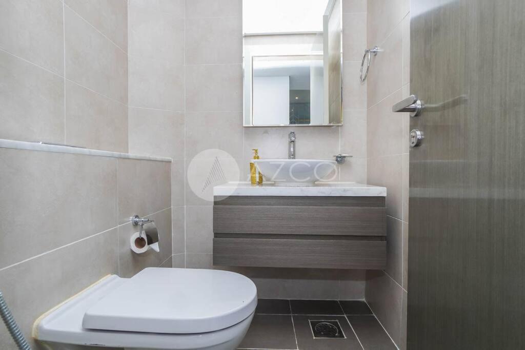 Deluxe One Br In Damac Maison Prive Apartment Dubai