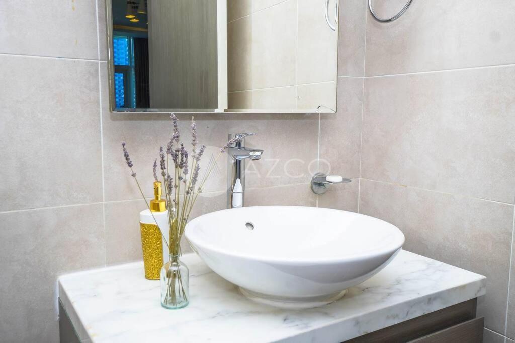 Deluxe One Br In Damac Maison Prive Apartment Dubai