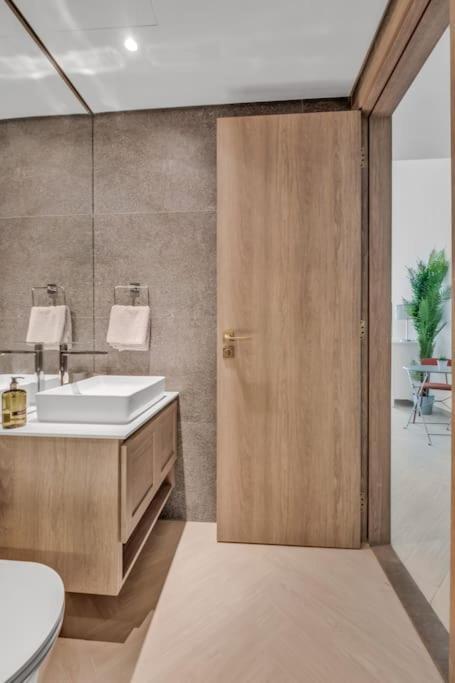 Stunning Pool View Studio In Jvc Apartment *