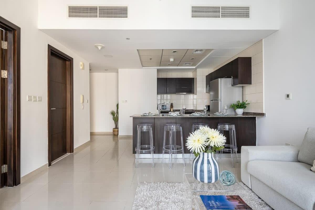 Frank Porter - Bay Central West Tower Apartment *