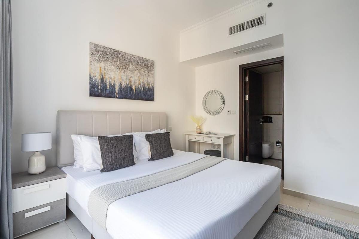 Frank Porter - Bay Central West Tower * Dubai