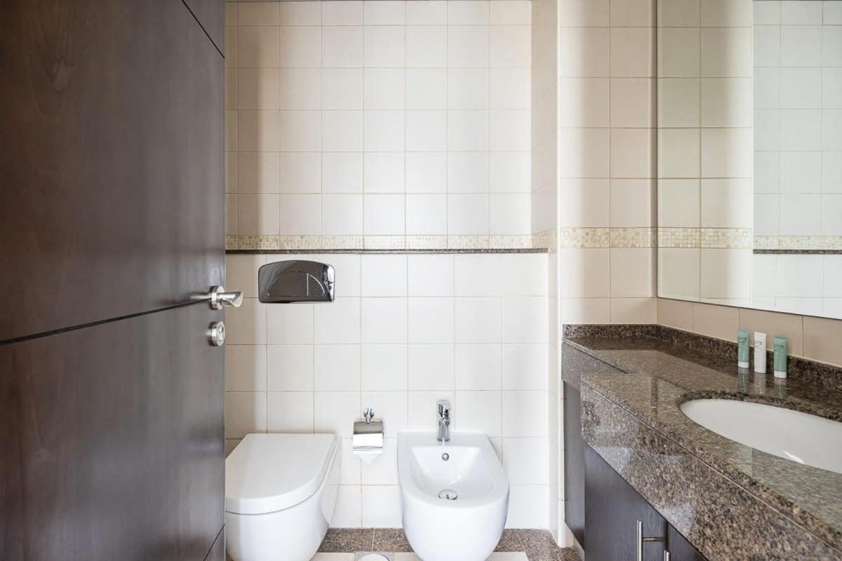 Frank Porter - Bay Central West Tower Apartment