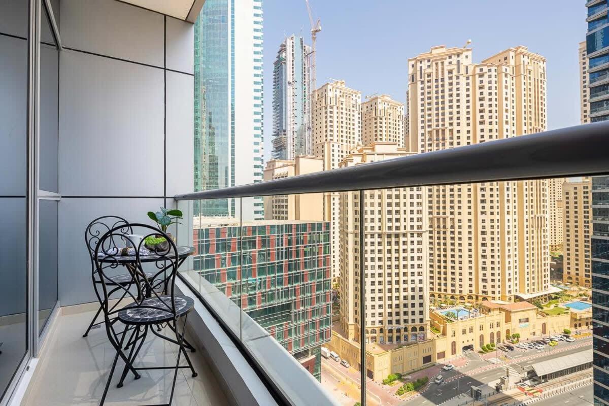 Frank Porter - Bay Central West Tower Apartment *